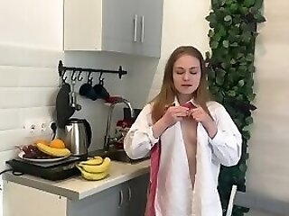 Beauty Webcam Woman Masturbate In The Kitchen