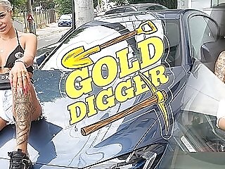 Mia Deex In Gold Digger
